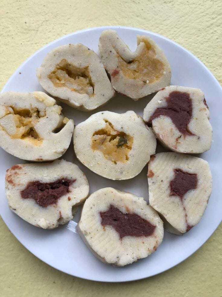 White plate filled with tamal mudo portions.